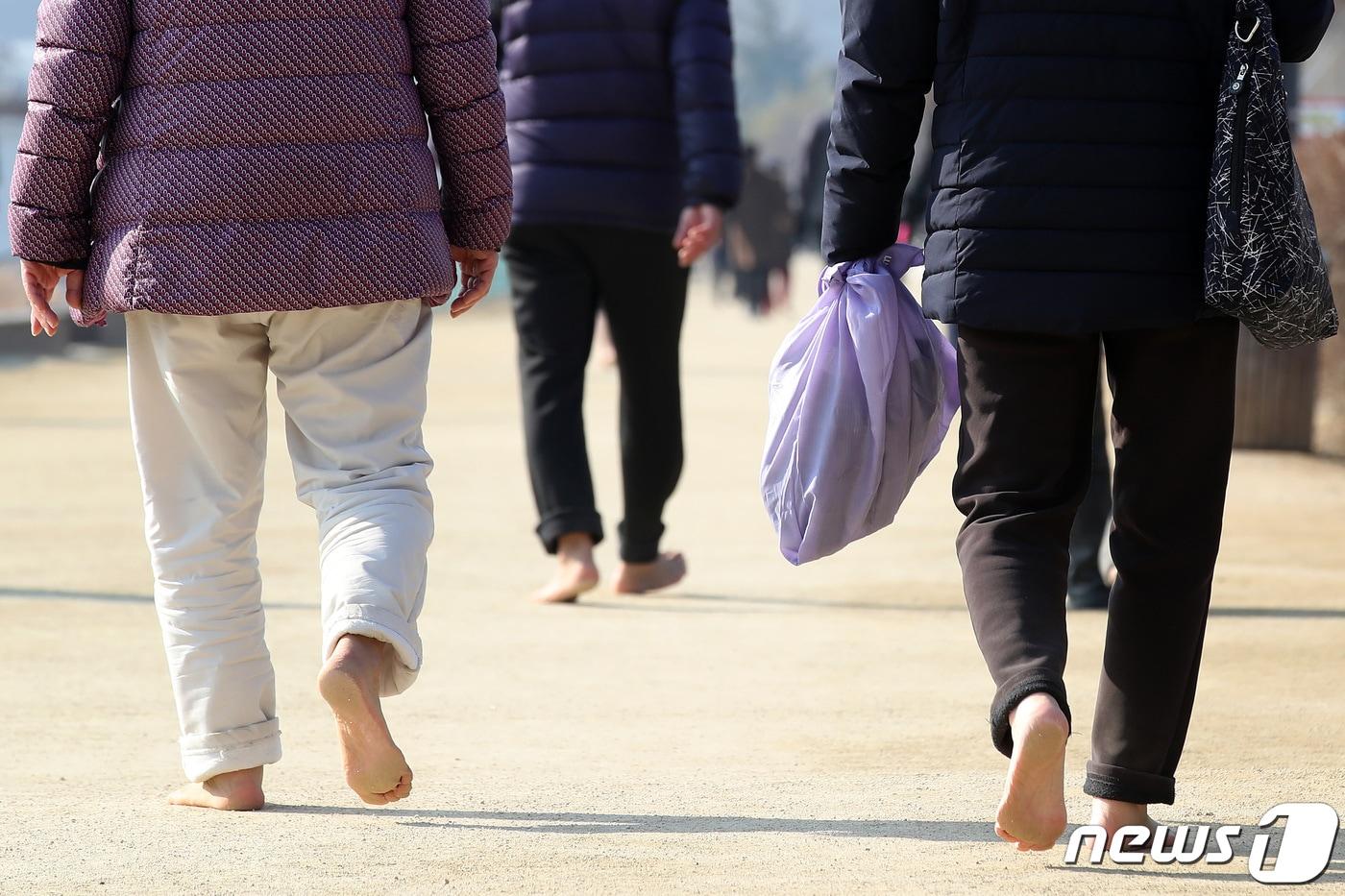  시민들이 산책로를 따라 맨발로 걷고 있다. 2024.1.30/뉴스1 ⓒ News1 공정식 기자