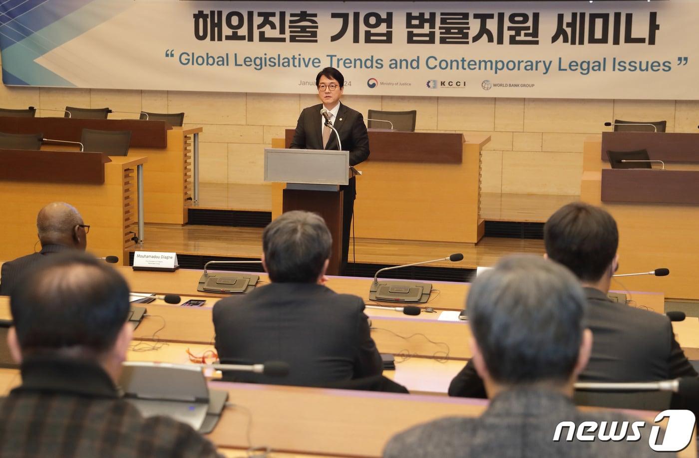본문 이미지 - 법무부가 국내 기업의 해외 진출을 돕기 위해 세계은행, 대한상공회의소, 대한무역투자진흥공사(KOTRA, 코트라)와 함께 개최한 법률지원 세미나에서 심우정 법무부장관 직무대행(가운데)이 인사말을 하고 있다. 2024.1.30./ⓒ 뉴스1 (법무부 제공)