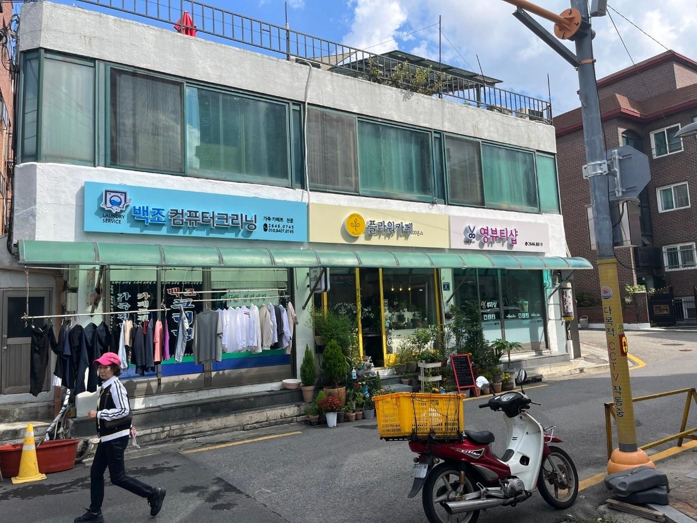 본문 이미지 - 간판이 정비된 목2동 골목길. (양천구 제공)