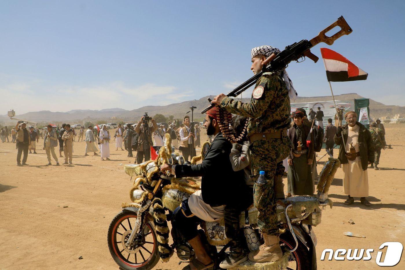 29일(현지시간) 예멘의 수도 사나에서 기관총을 어깨에 맨 후티 반군 대원들이 이스라엘과 전쟁 중인 팔레스타인 무장정파 하마스와의 연대를 과시하는 무력 시위를 벌이고 있다. 2024.1.29. ⓒ AFP=뉴스1 ⓒ News1 김성식 기자