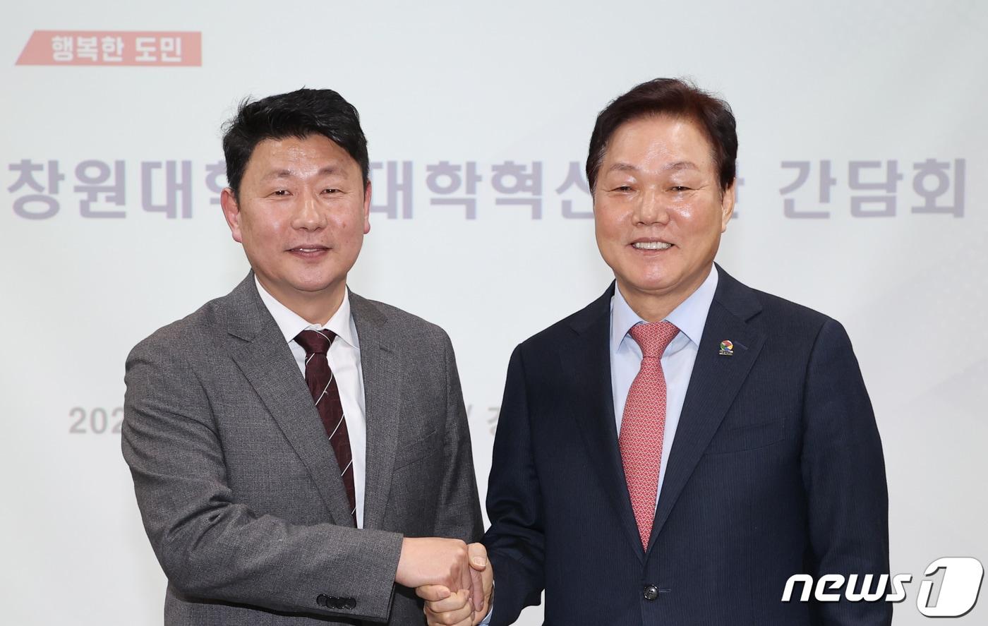 박완수 경남지사(오른쪽)와 박민원 국립창원대 신임 총장 임명예정자가 30일 도청에서 대학혁신 간담회를 가진 뒤 기념사진을 촬영하고 있다.(경남도 제공)