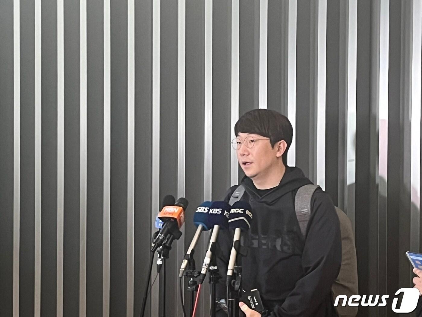 본문 이미지 - KIA 타이거즈 양현종이 30일 스프링캠프 출국 전 인천국제공항에서 취재진과 인터뷰를 하고 있다.ⓒ 뉴스1