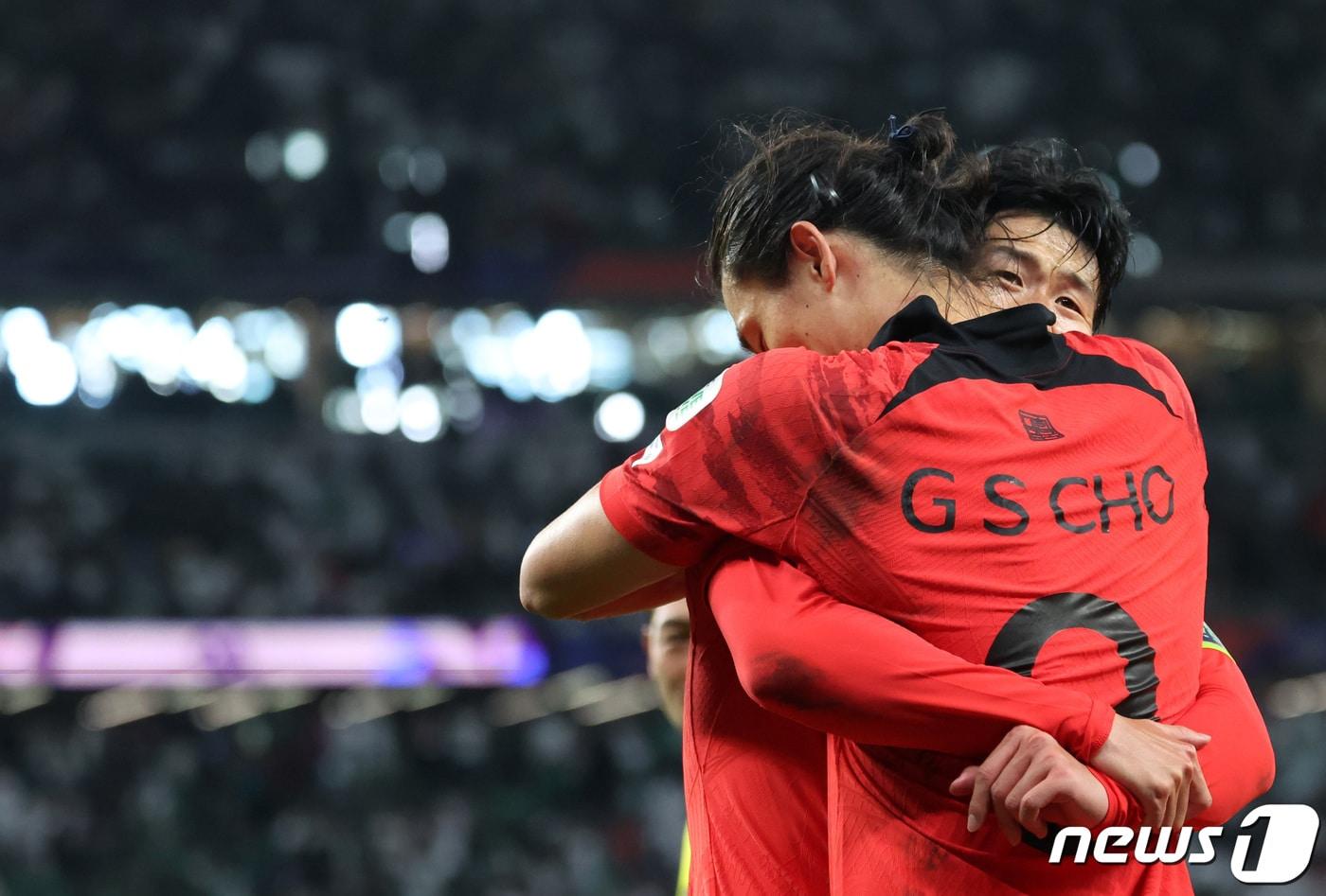 대한민국 조규성이 30일(현지시간) 카타르 알라이얀 에듀케이션 시티 스타디움에서 열린 2023 아시아축구연맹(AFC) 카타르 아시안컵 16강전 대한민국과 사우디아라비아의 경기에서 동점골을 넣은 후 손흥민과 포옹하고 있다. 2024.1.31/뉴스1 ⓒ News1 김성진 기자