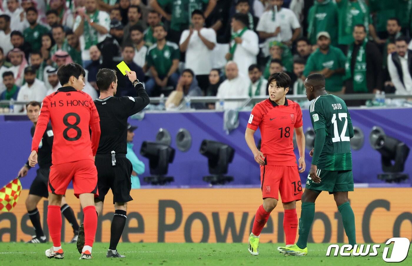 대한민국 이강인이 30일(현지시간) 카타르 알라이얀 에듀케이션 시티 스타디움에서 열린 2023 아시아축구연맹(AFC) 카타르 아시안컵 16강전 대한민국과 사우디아라비아의 경기, 연장 후반 옐로우 카드를 받고 있다. 2024.1.31/뉴스1 ⓒ News1 김성진 기자