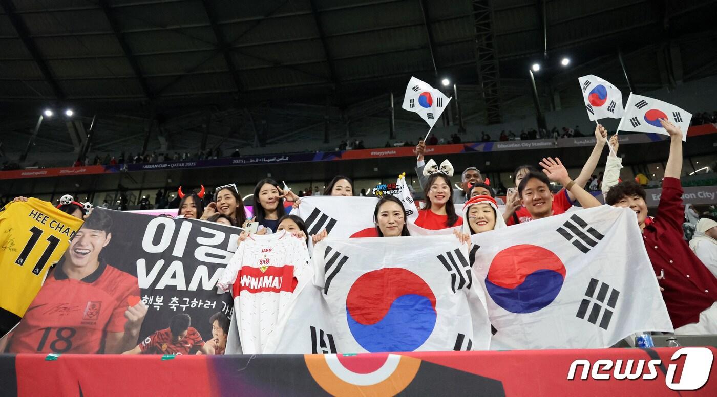 본문 이미지 - 요르단 암만에 한국 팬들이 원정 응원에 나선다. 사진은 지난 2월 아시안컵 때 한국 관중 모습. /뉴스 ⓒ News1 김성진 기자