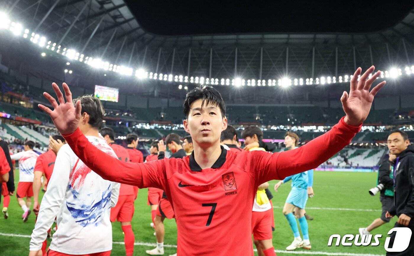 본문 이미지 - 대한민국 축구대표팀 손흥민이 30일(현지시간) 카타르 알라이얀 에듀케이션 시티 스타디움에서 열린 2023 아시아축구연맹(AFC) 카타르 아시안컵 16강전 대한민국과 사우디아라비아의 경기에서 승부차기 끝에 승리한 뒤 환호하고 있다. 2024.1.31/뉴스 ⓒ News1 김성진 기자