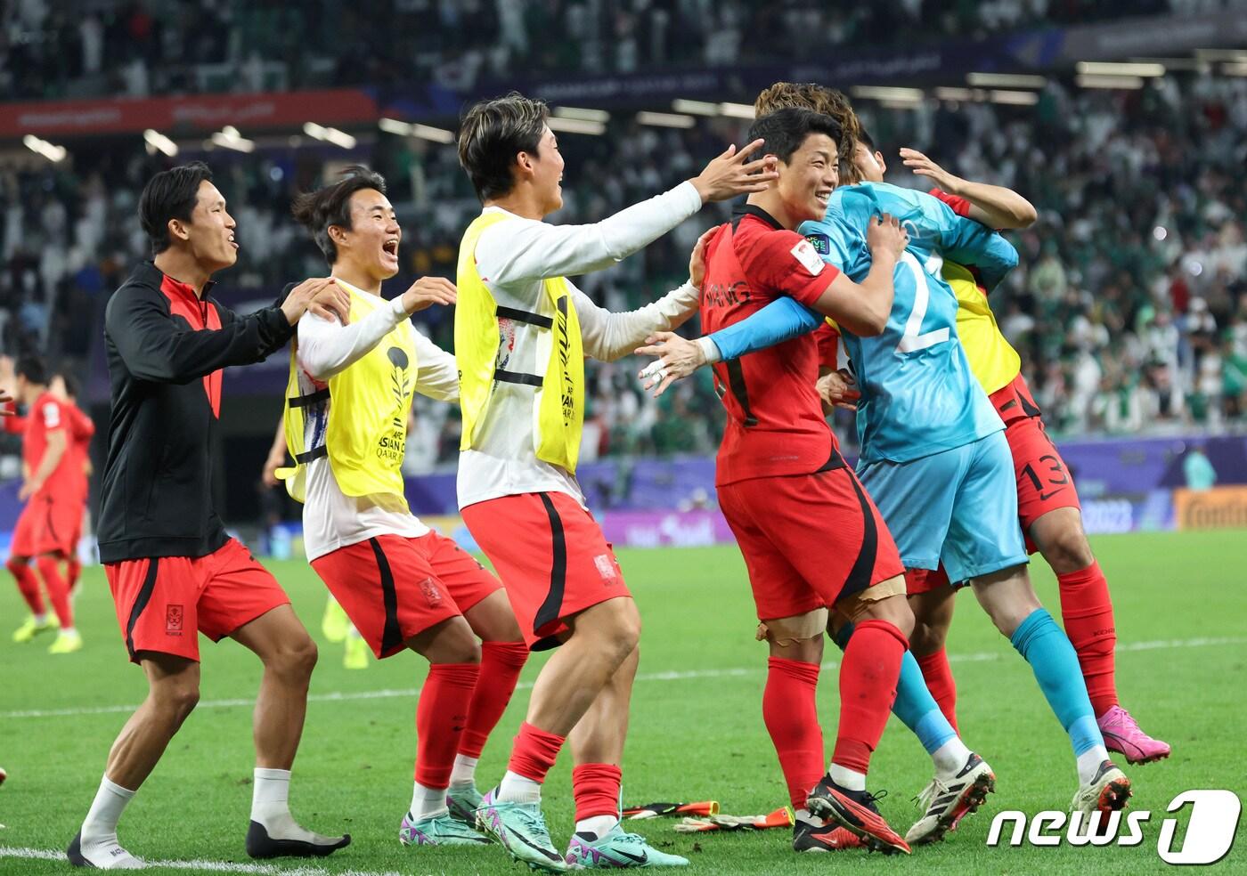 대한민국 대표팀 선수들이 30일(현지시간) 카타르 알라이얀 에듀케이션 시티 스타디움에서 열린 2023 아시아축구연맹(AFC) 카타르 아시안컵 16강전 대한민국과 사우디아라비아의 경기 승부차기에서 승리를 확정 지은 뒤 선방쇼를 선보인 조현우와 포옹하며 승리를 자축하고 있다. 2024.1.31/뉴스1 ⓒ News1 김성진 기자