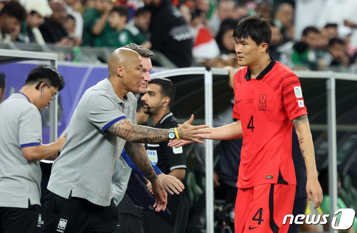 대한민국 김민재가 30일(현지시간) 카타르 알라이얀 에듀케이션 시티 스타디움에서 열린 2023 아시아축구연맹(AFC) 카타르 아시안컵 16강전 대한민국과 사우디아라비아의 경기, 연장 후반 교체아웃되며 차두리 코치와 인사하고 있다. 2024.1.31/뉴스1 ⓒ News1 김성진 기자