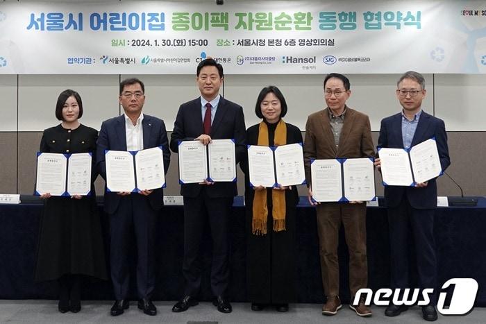 본문 이미지 -  왼쪽부터 박혜란 대흥리사이클링 대표, 강신호 CJ대한통운 대표, 오세훈 서울시장, 김현숙 서울시어린이집연합회 회장, 조명현 에스아이지코리아 사장, 한철규 한솔제지 대표가 기념사진을 찍고 있다.(CJ대한통운 제공)