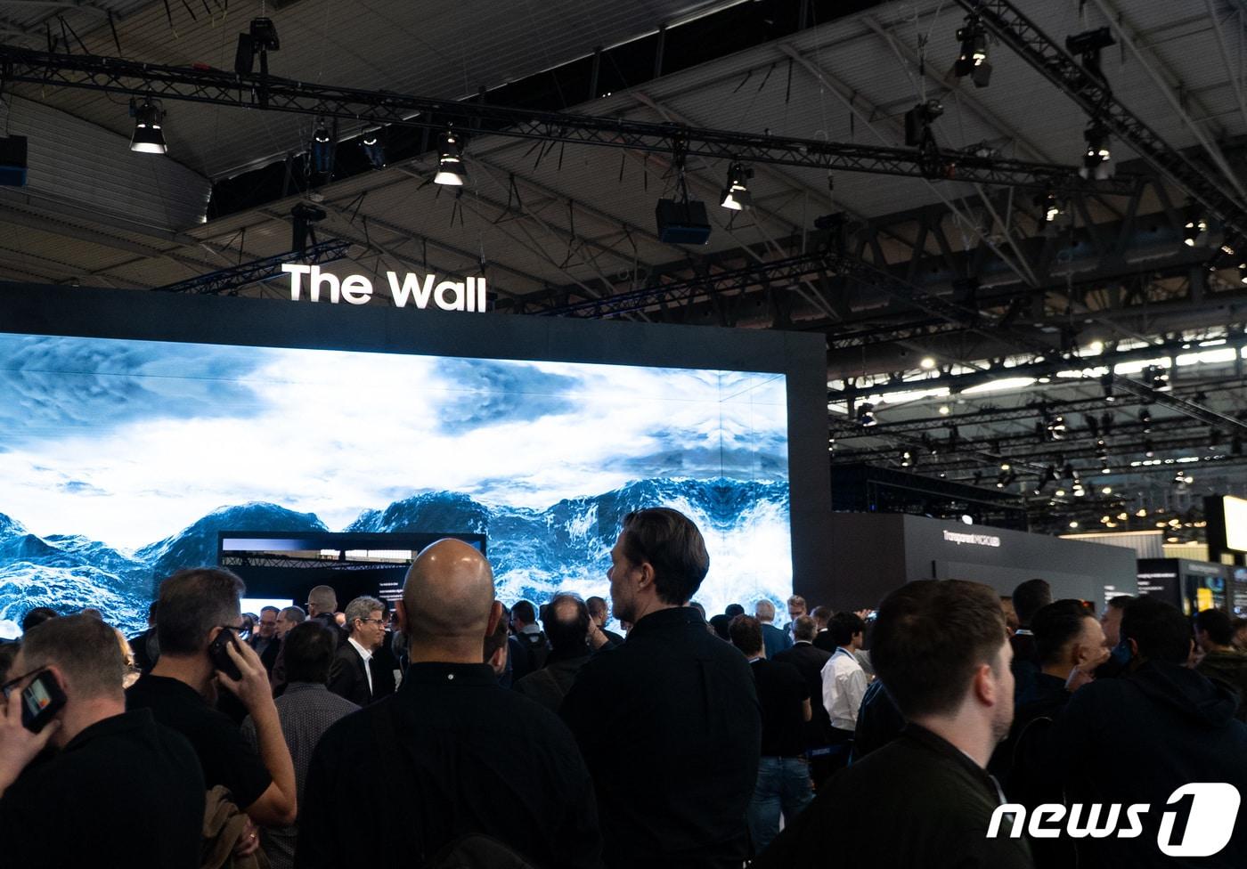 30일(현지시간) 스페인 바르셀로나에서 열린 유럽 디스플레이 전시회 'ISE 2024' 내 삼성전자 전시장를 찾은 관람객들이 입구에 설치된 '더 월(The Wall)'을 살펴보고 있다. (삼성전자 제공) 2024.1.31/뉴스1