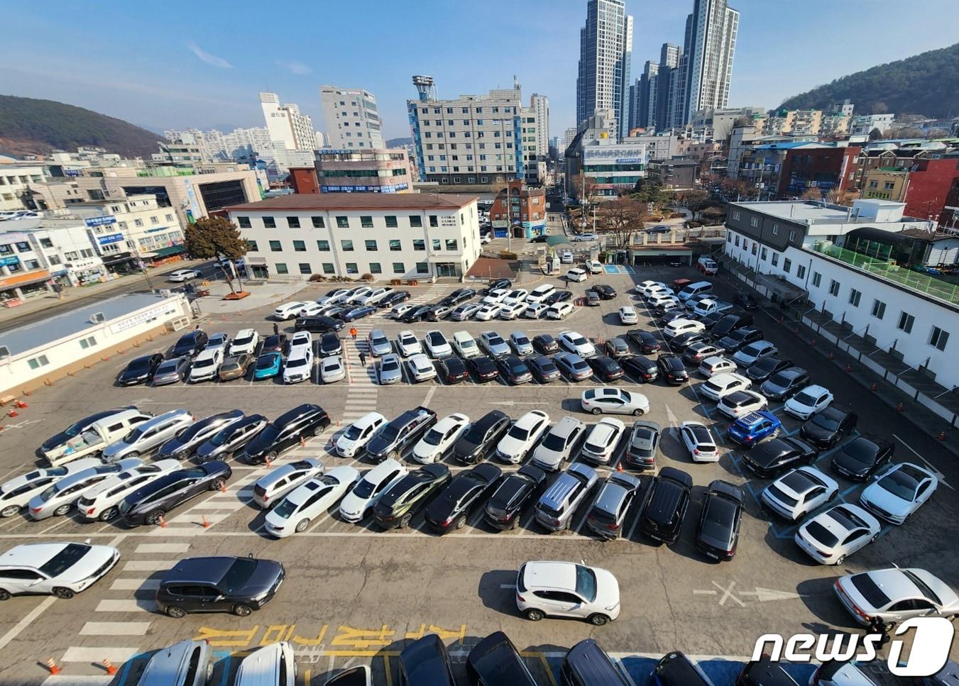 본문 이미지 - 처인구청 주차장으로 차량들이 줄지어 들어오고 있는 모습.(용인시 제공)