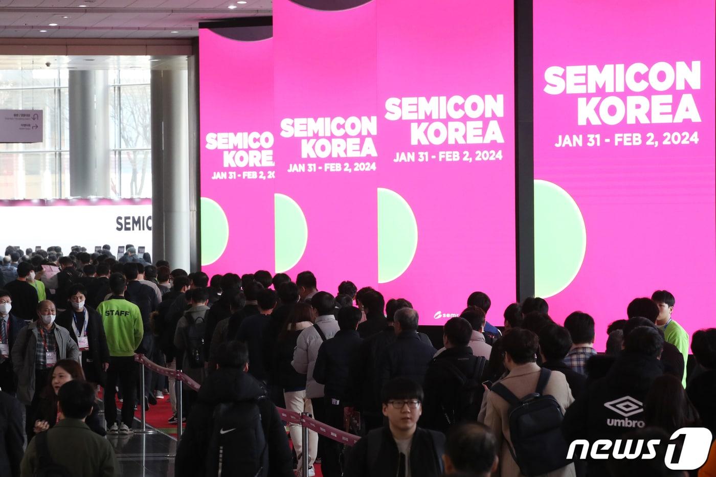 지난해 1월31일 서울 강남구 삼성동 코엑스에서 열린 반도체 박람회 &#39;세미콘 코리아2024&#39;를 찾은 관람객들이 길게 줄지어 입장하고 있다.  2024.1.31/뉴스1 ⓒ News1 이광호 기자