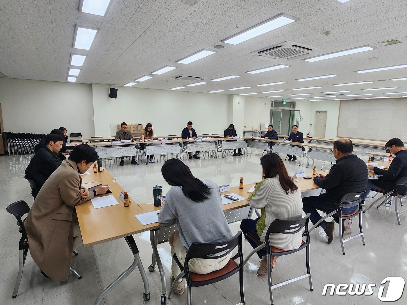 본문 이미지 - 부산항 신항 배후단지 활성화 제도개선TF 1차 회의가 열리고 있다. (BPA 제공)