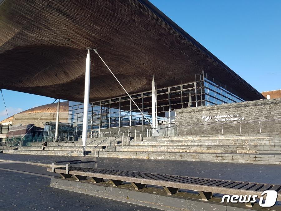 본문 이미지 - 영국 웨일스 카디프 베이에 있는 웨일스 의회 &#39;세네드&#40;Senedd&#41;&#39; 전경. ⓒ News1 조아현 통신원