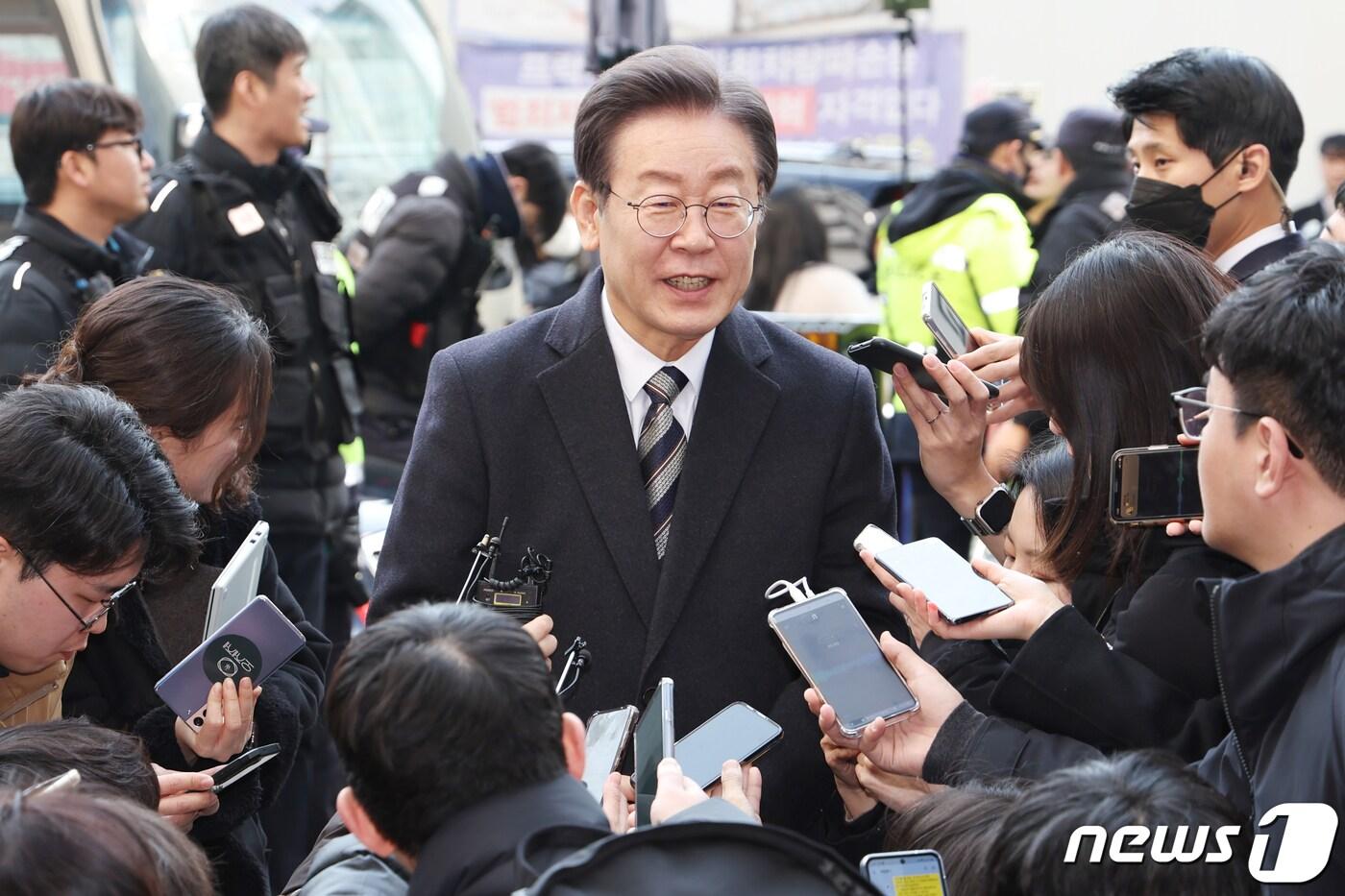 본문 이미지 - 이재명 더불어민주당 대표가 31일 오후 서울 영등포구 여의도 중앙당사에서 열린 4·10 총선 후보 공천 면접에 참석하며 취재진의 질문에 답하고 있다. 2024.1.31/뉴스1 ⓒ News1 민경석 기자