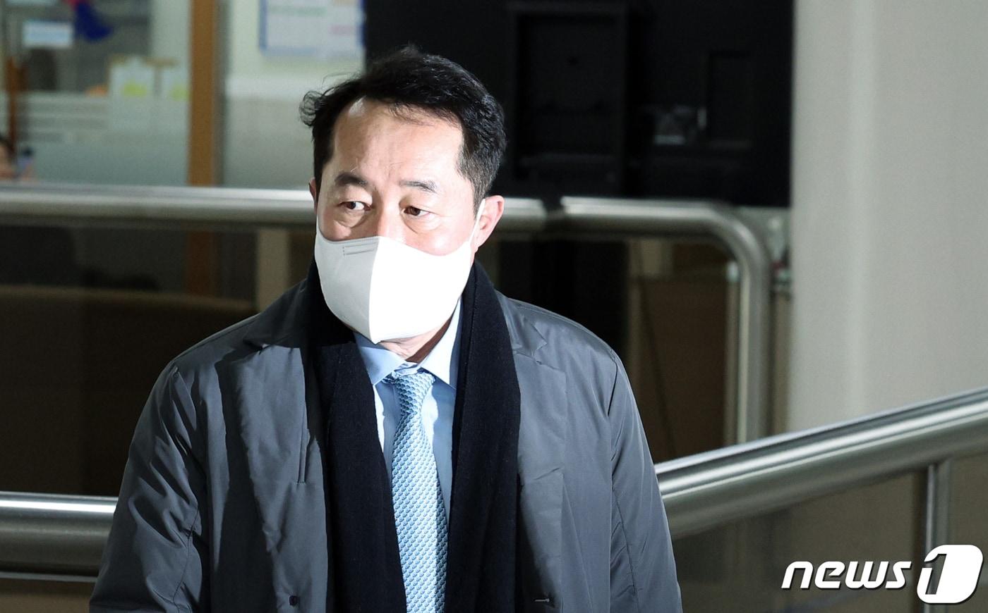 민주당 전당대회 돈 봉투 살포 의혹의 핵심 인물로 꼽히는 강래구 전 한국수자원공사 상임감사위원이 31일 오전 서울 서초구 서울중앙지방법원에서 열린 정당법 위반 혐의 1심 선고 공판에 출석하고 있다. 2024.1.31/뉴스1 ⓒ News1 박정호 기자