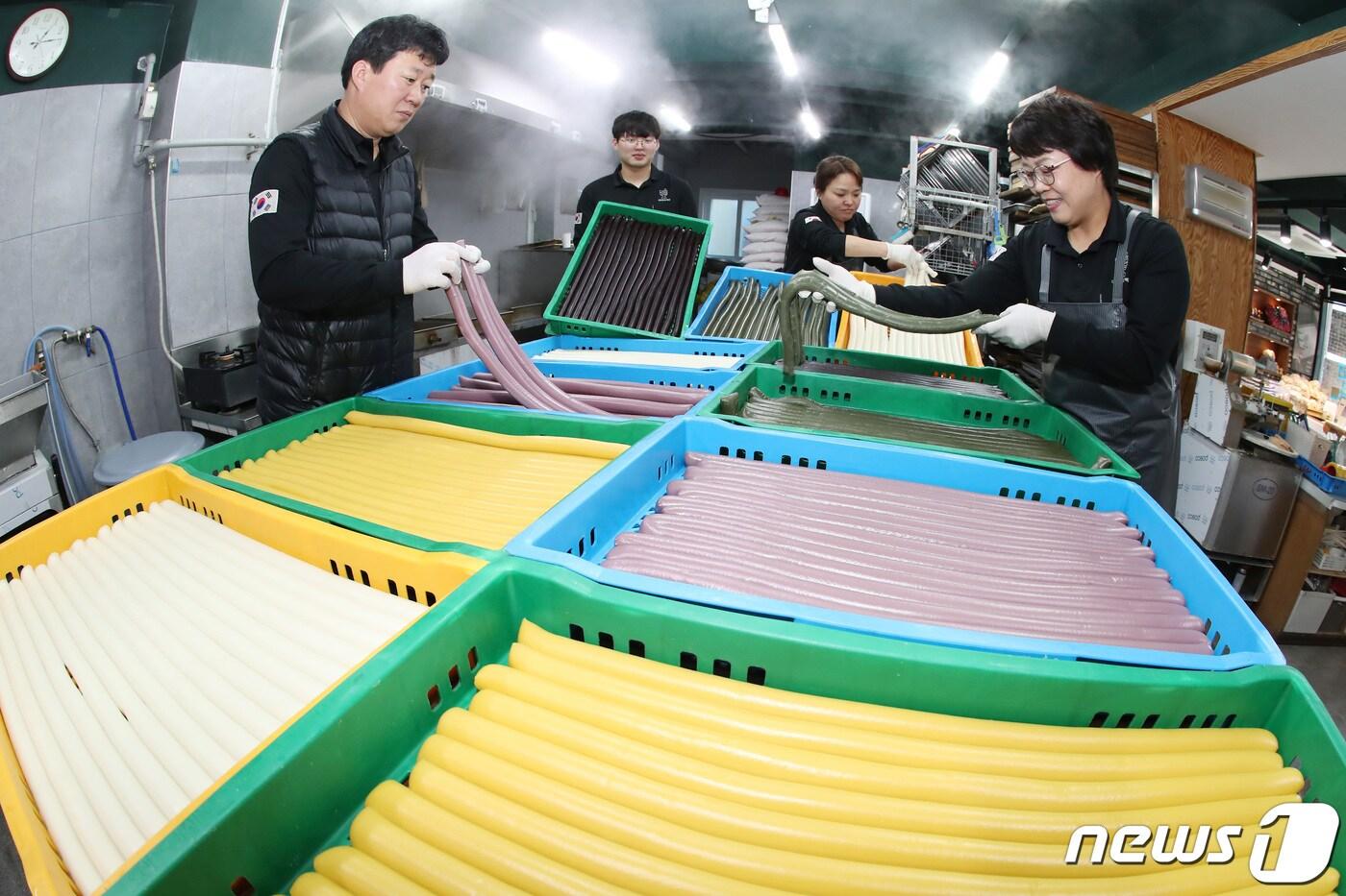 설을 열흘 앞둔 31일 오후 대구 달서구 대곡동의 한 떡방에서 직원들이 오색가래떡을 뽑아 바구니에 가지런히 담고 있다.2024.1.31/뉴스1 ⓒ News1 공정식 기자