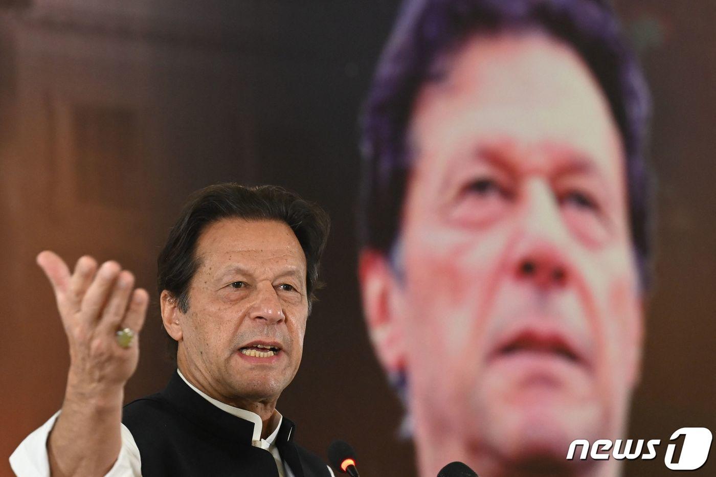 본문 이미지 - 부패죄로 수감 중인 임란 칸 전 파키스탄 총리가 31일 국가 기밀 누설 혐의로 옥중에서 또 징역 10년을 선고받았다. 사진은 2022년 6월 이슬라마바드의 한 행사에서 촬영된 것.2022.6.22 ⓒ AFP=뉴스1