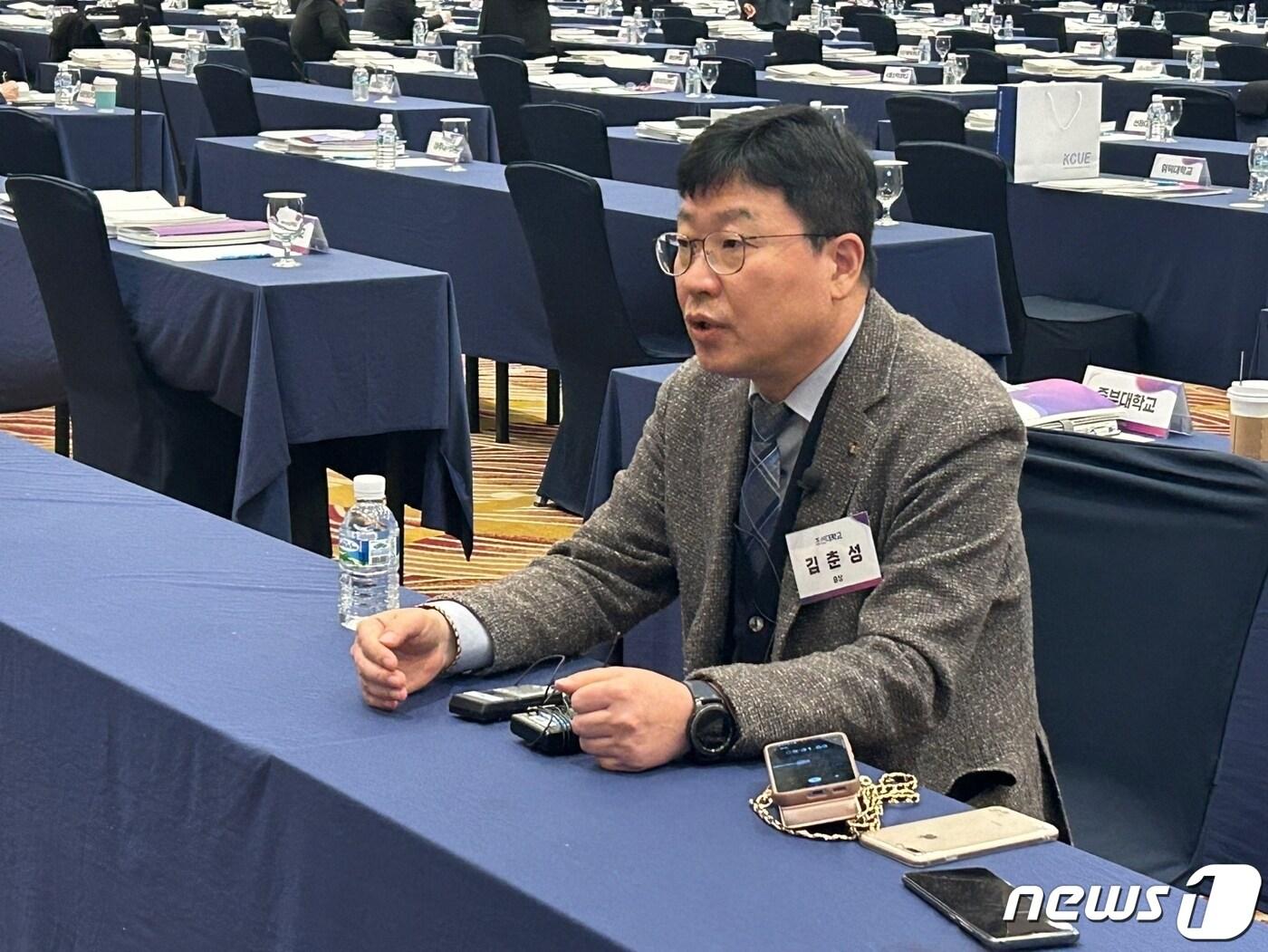 본문 이미지 - 김춘성 조선대학교 총장이 31일 오전 더케이호텔 서울에서 기자들과 만나 15년 만에 등록금을 인상한 배경에 대해 설명하고 있다. ⓒ News1