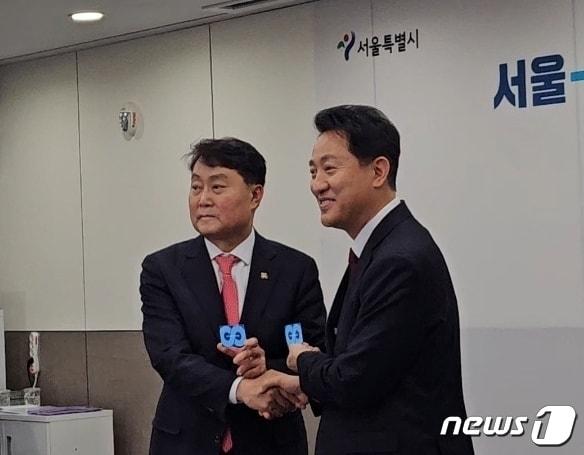 본문 이미지 -  오세훈 서울시장과 하은호 군포시장은 31일 오후 2시30분 서울시청에서 '서울시-군포시 기후 동행카드 참여 업무협약'을 체결했다. 