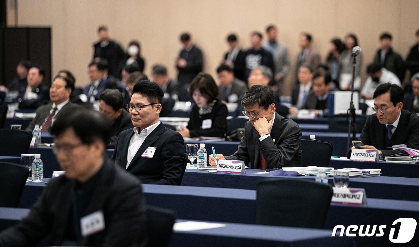 본문 이미지 - 한국대학교육협의회(대교협) 정기총회에 참석한 대학 총장들. (사진은 기사 내용과 무관함) / 뉴스1 ⓒ News1 이승배 기자