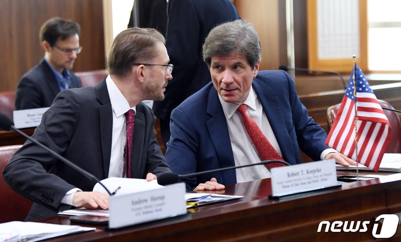 호세 페르난데스 미국 국무부 경제성장·에너지·환경 담당 차관(오른쪽)이 31일 오후 서울 종로구 외교부 청사에서 열린 한미 고위급 경제협의회에 참석해 관계자와 대화를 나누고 있다. (공동취재) 2024.1.31/뉴스1 ⓒ News1 허경 기자