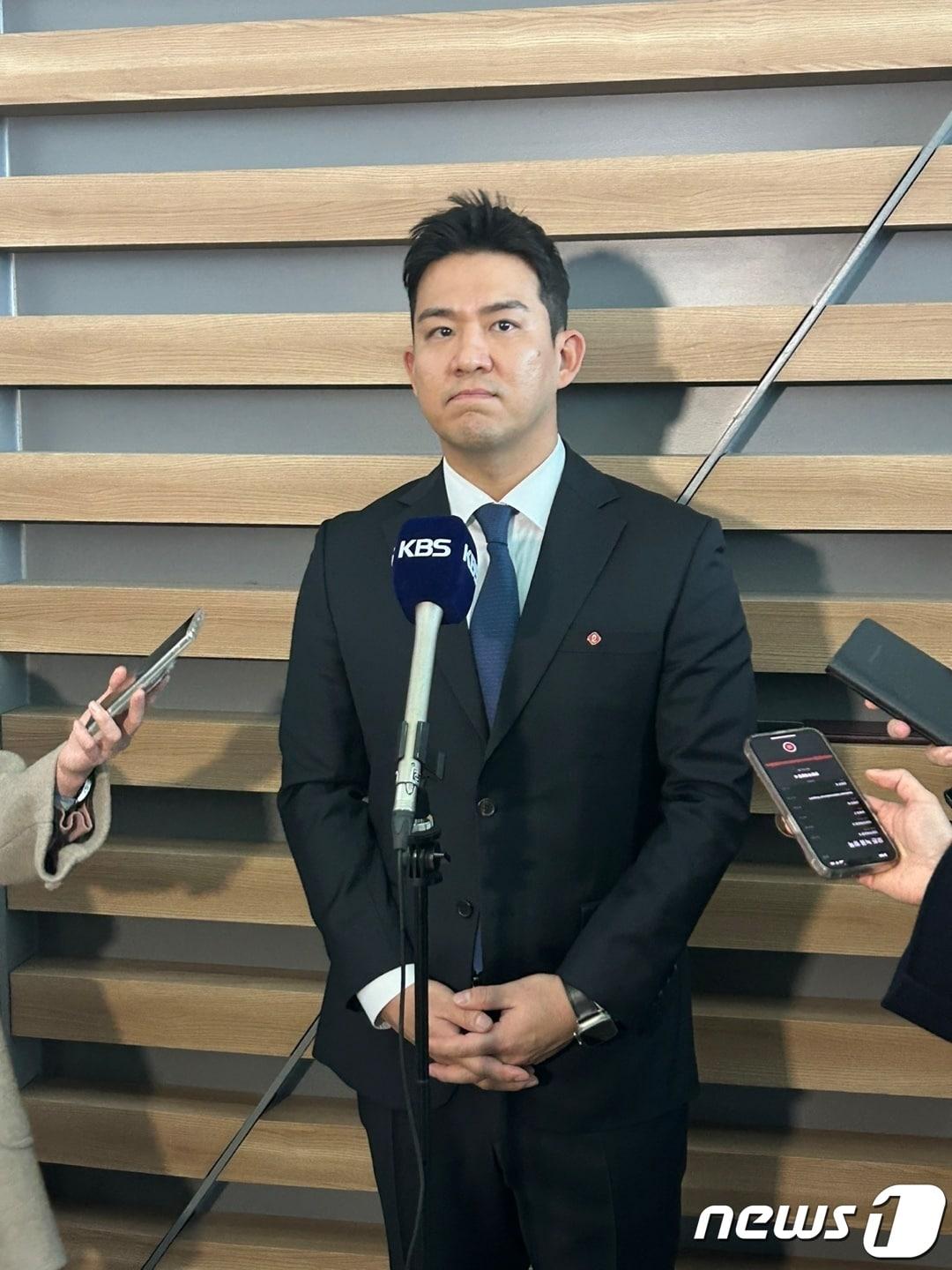 본문 이미지 -  31일 스프링캠프 출국 전 취채진과 만난 김민성. ⓒ News1 문대현 기자