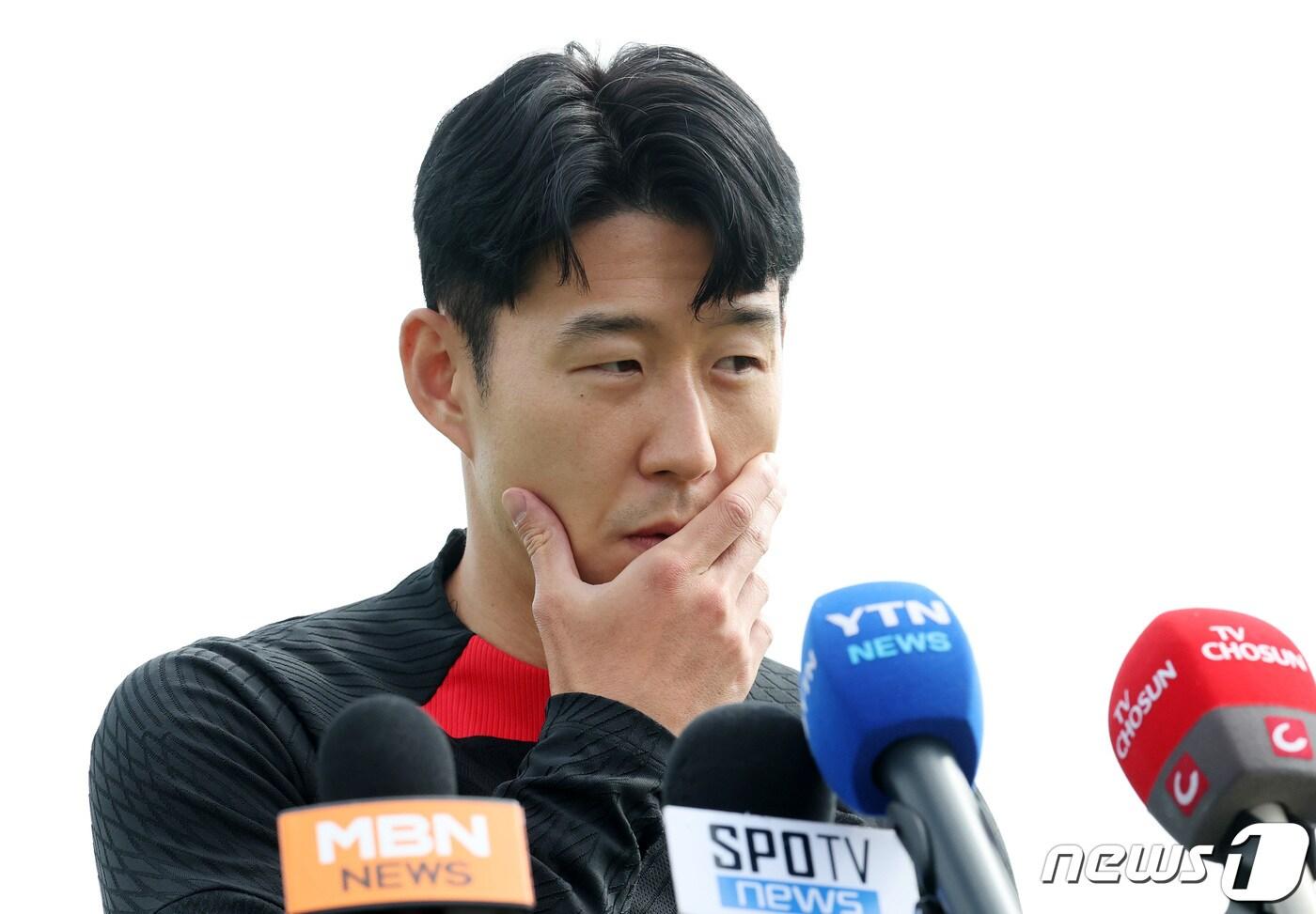 2023 아시아축구연맹(AFC) 카타르 아시안컵 호주와의 8강전을 앞둔 대한민국 축구대표팀 손흥민이 31일(현지시간) 카타르 도하 알 에글라 트레이닝 센터에서 취재진과 인터뷰를 하고 있다. 2024.1.31/뉴스1 ⓒ News1 김성진 기자