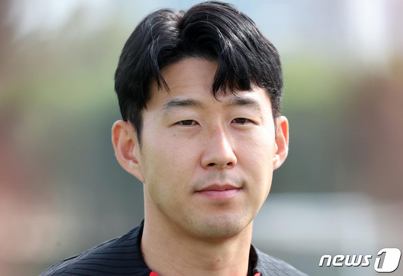 2023 아시아축구연맹(AFC) 카타르 아시안컵 호주와의 8강전을 앞둔 대한민국 축구대표팀 손흥민이 31일(현지시간) 카타르 도하 알 에글라 트레이닝 센터에서 취재진과 인터뷰를 하고 있다. 2024.1.31/뉴스1 ⓒ News1 김성진 기자