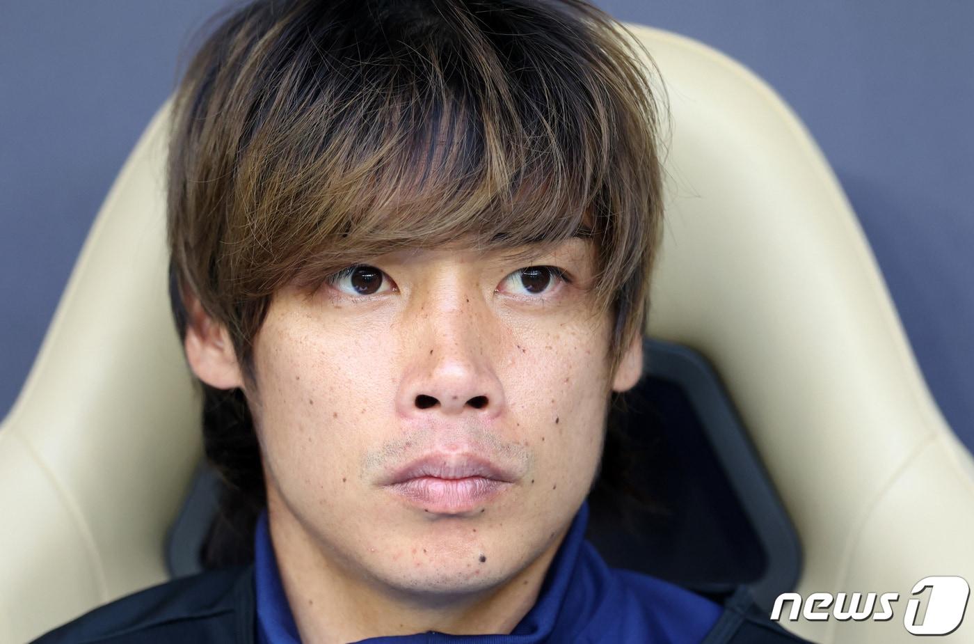 31일(현지시간) 카타르 도하 알투마마 스타디움에서 열린 2023 아시아축구연맹(AFC) 카타르 아시안컵 16강전 바레인과 일본의 경기에서 성범죄 혐의로 고소를 당한 일본 이토 준야가 벤치에 앉아 그라운드를 바라보고 있다. 2024.1.31/뉴스1 ⓒ News1 