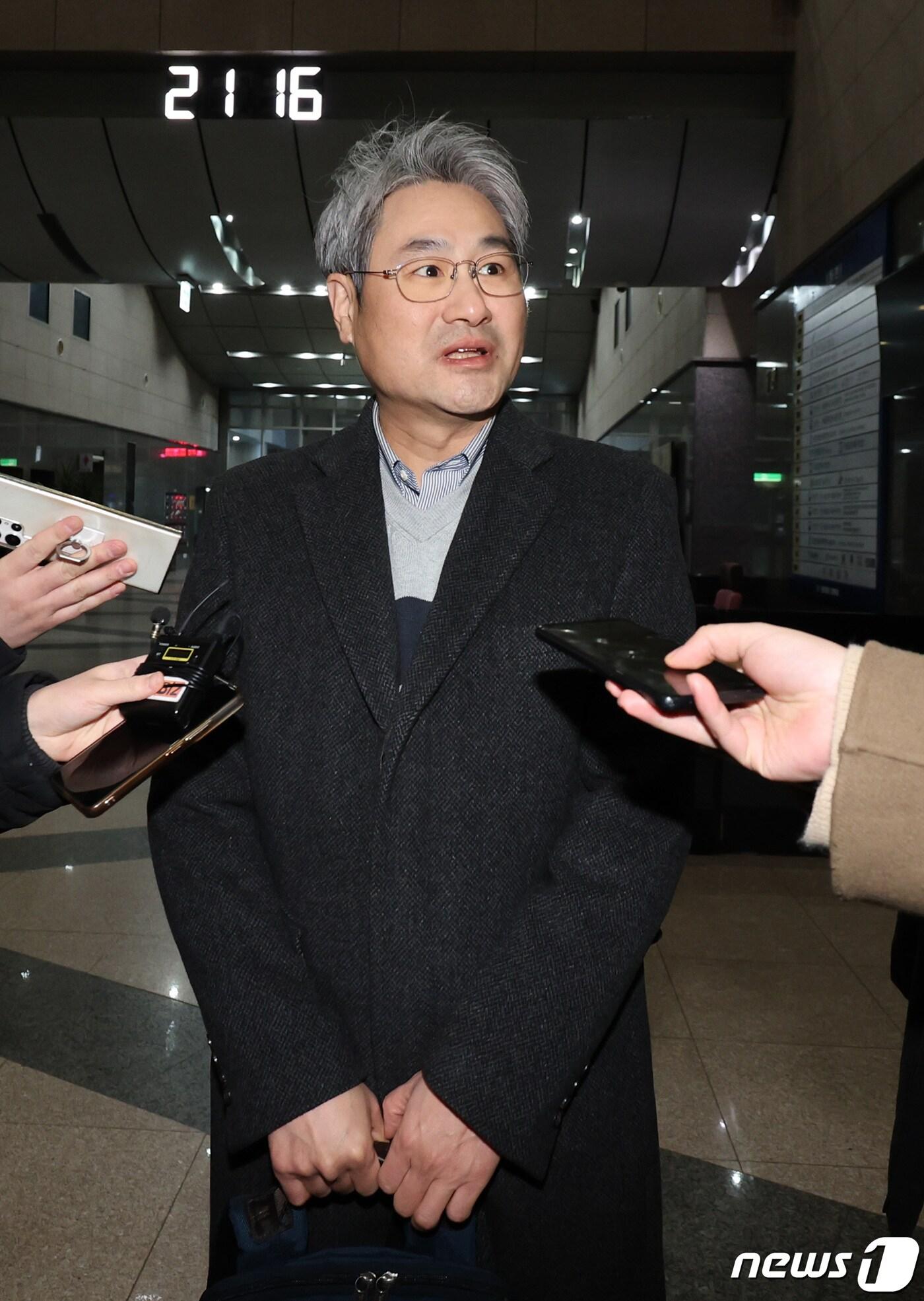 본문 이미지 - 한윤제 스테이지엑스 입찰대리인이 31일 오후 서울 송파구 아이티벤처타워에서 진행된 제4 이동통신사 선정을 위한 5세대 이동통신(5G) 28㎓ 대역 주파수 경매를 마친 뒤 취재진의 질문에 답하고 있다. 과학기술정보통신부는 이날 5세대(5G) 이동통신 28㎓ 주파수에 대한 오름입찰 및 밀봉입찰을 진행한 결과, 입찰가액 4301억원에 스테이지엑스 컨소시엄이 낙찰받았다고 밝혔다. 2024.1.31/뉴스1 ⓒ News1 박지혜 기자