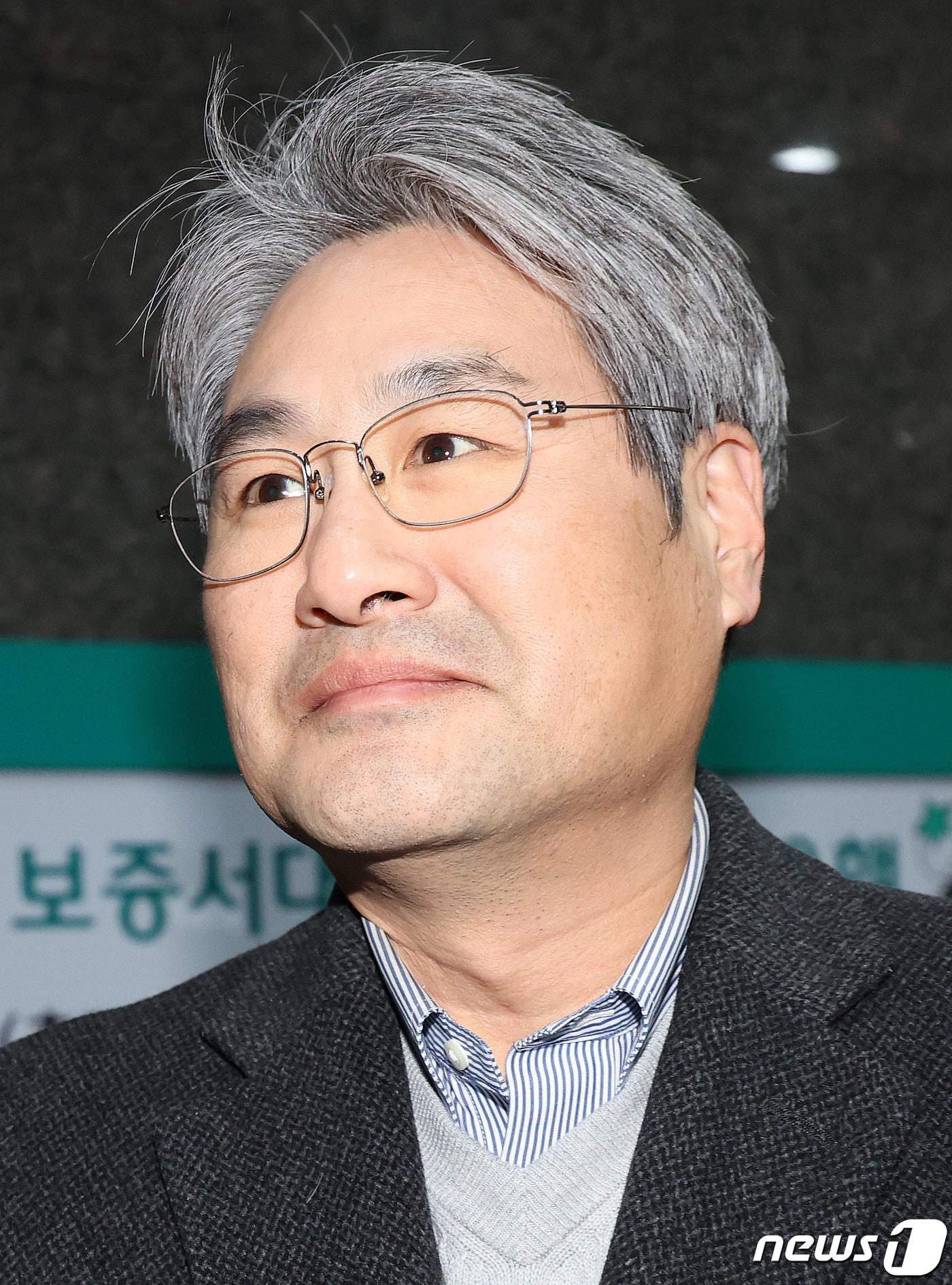 본문 이미지 - 한윤제 스테이지엑스 입찰대리인이 31일 오후 서울 송파구 아이티벤처타워에서 진행된 제4 이동통신사 선정을 위한 5세대 이동통신(5G) 28㎓ 대역 주파수 경매를 마친 뒤 취재진의 질문을 받고 있다. 과학기술정보통신부는 이날 5세대(5G) 이동통신 28㎓ 주파수에 대한 오름입찰 및 밀봉입찰을 진행한 결과, 입찰가액 4301억원에 스테이지엑스 컨소시엄이 낙찰받았다고 밝혔다. 2024.1.31/뉴스1 ⓒ News1 박지혜 기자