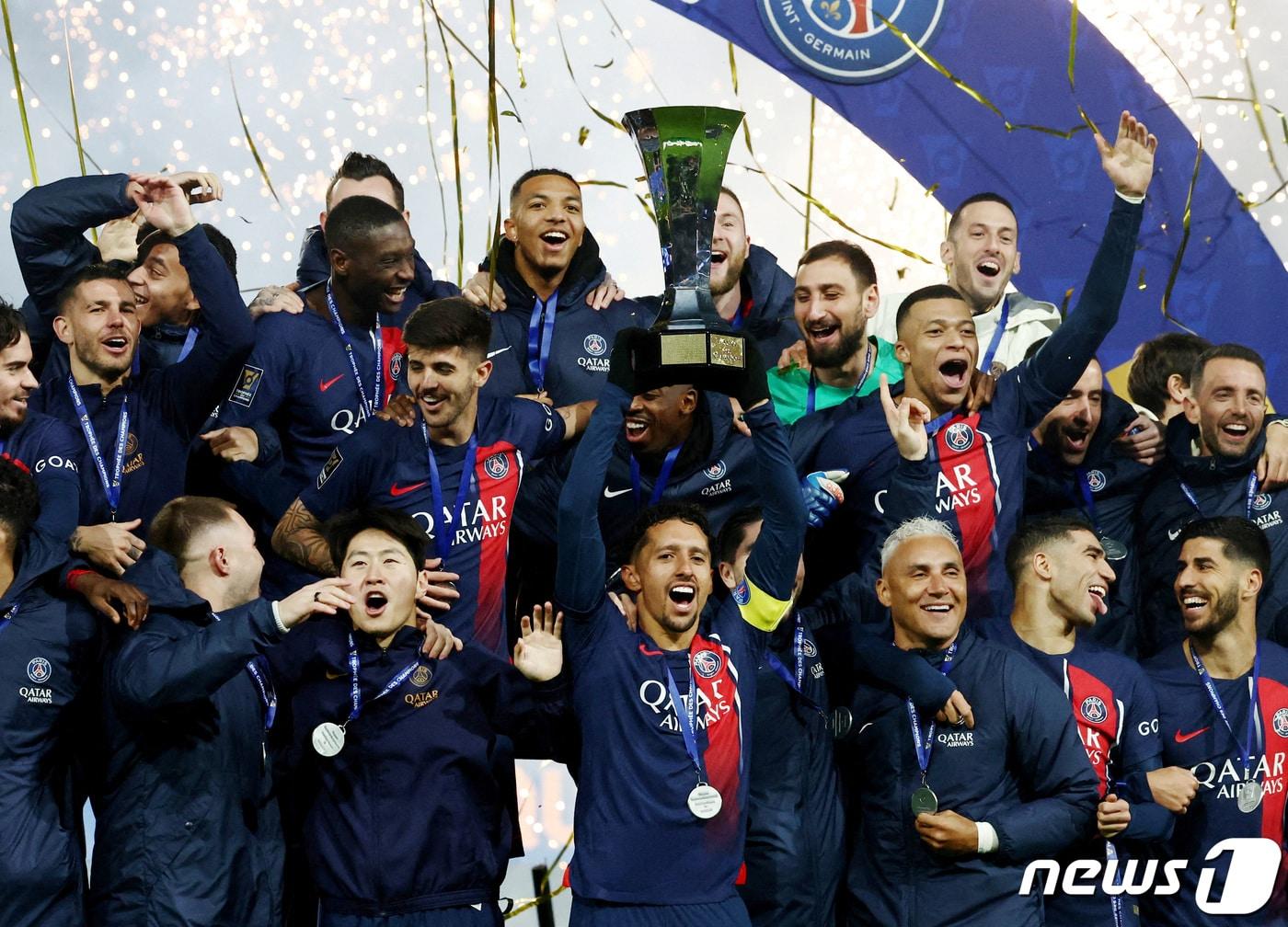 본문 이미지 - 프랑스 파리 생제르맹(PSG) 이강인(아래줄 왼쪽 두 번째)과 팀 동료들이 4일(한국시간) 프랑스 파리의 파르크 데 프랭스에서 열린 툴루즈와의 2023 트로페 데 샹피온(프랑스 슈퍼컵) 결승전에서 2-0 완승을 거두며 우승을 차지한 뒤 트로피를 들고 자축하고 있다. ⓒ 로이터=뉴스1 