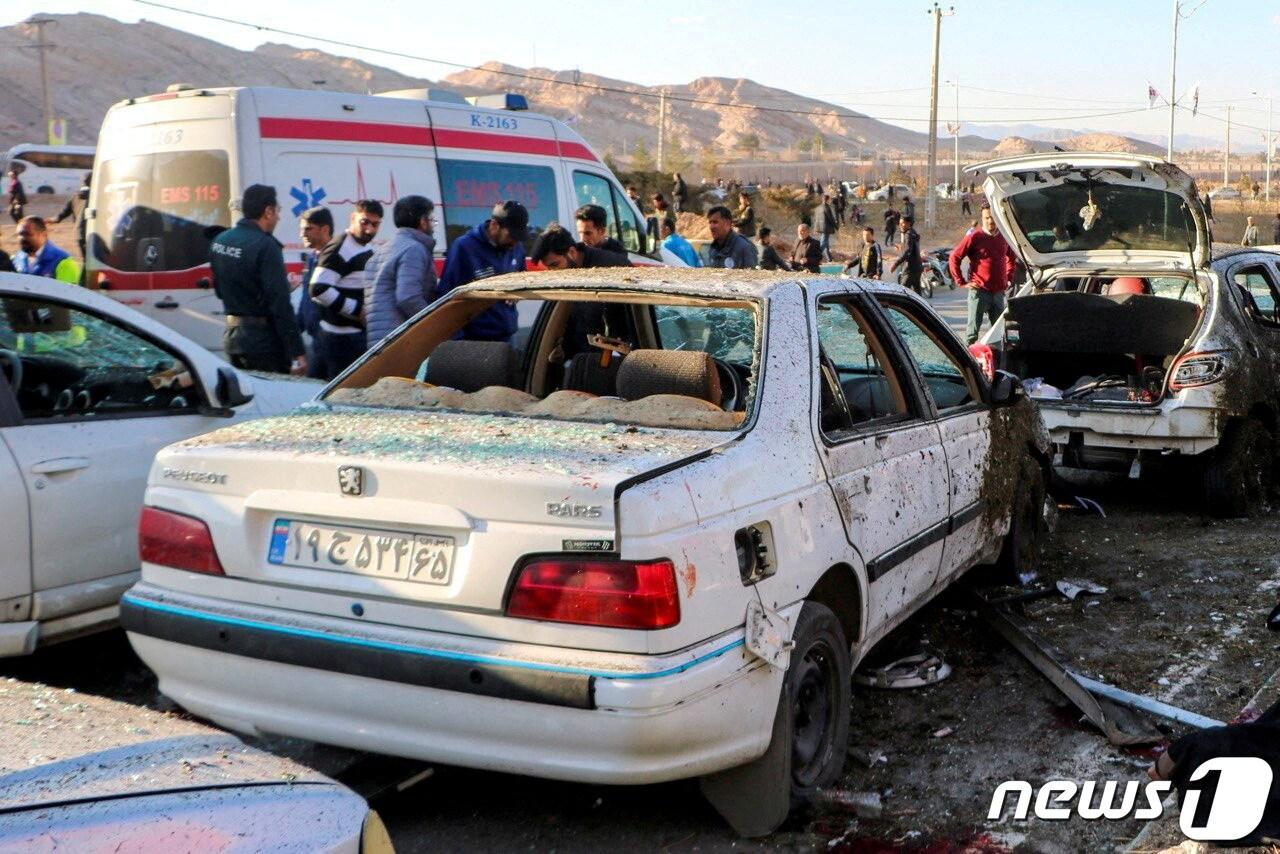 본문 이미지 - 이란 남동부 케르만의 사헤브 알자만 모스크 인근에서 3일(현지시간) 두 차례 폭발이 발생해 최소 103명이 사망하고 188명이 부상당했다. 이곳에서는 지난 2020년 1월3일 미군의 표적 공습으로 숨졌던 솔레이마니 사령관 추모 행사가 진행되고 있었다. 24.01.03 ⓒ 로이터=뉴스1 ⓒ News1 김예슬 기자