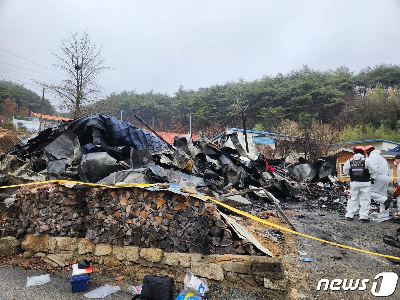 본문 이미지 - 전날&#40;3일&#41; 오전 5시50분께 남원시 산동면의 한 단독주택에서 불이 났다. 집안에서는 A씨&#40;83&#41;와 아내 B씨&#40;69&#41;가 숨진 채 발견됐다. 합동감식 현장&#40;독자 제공&#41;2023.1.4/뉴스1