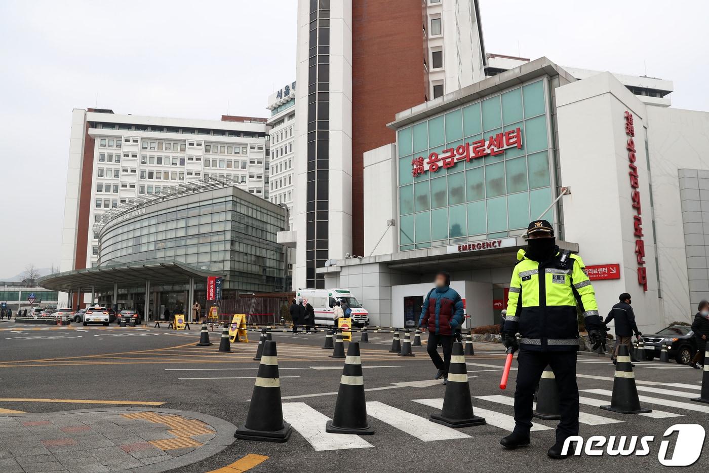 본문 이미지 - 4일 오전 흉기 피습을 당한 이재명 더불어민주당 대표가 입원해 있는 서울 종로구 서울대병원에 경찰이 배치돼 있다. 괴한에게 공격을 당해 수술을 받은 이재명 더불어민주당 대표는 전날 수술을 마치고 중환자실에서 일반 병실로 옮겨 회복중인 것으로 알려졌다. 2024.1.4/뉴스1 ⓒ News1 이승배 기자