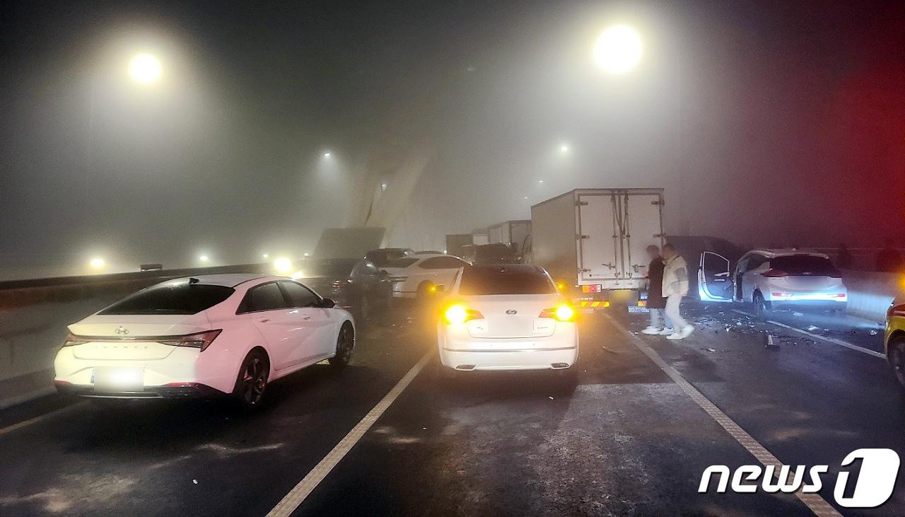 본문 이미지 - 차량 추돌 사고 모습. /뉴스1 ⓒ News1