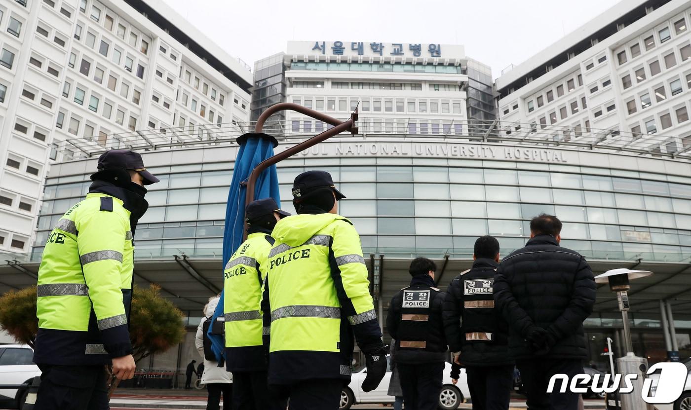 본문 이미지 - 4일 오전 흉기 피습을 당한 이재명 더불어민주당 대표가 입원해 있는 서울 종로구 서울대병원에서 경찰들이 발걸음을 옮기고 있다. 괴한에게 공격을 당해 수술을 받은 이재명 더불어민주당 대표는 전날 수술을 마치고 중환자실에서 일반 병실로 옮겨 회복중인 것으로 알려졌다. 2024.1.4/뉴스1 ⓒ News1 이승배 기자