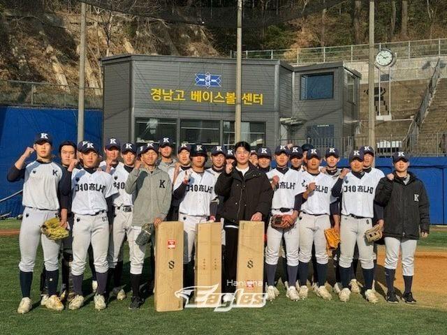 본문 이미지 - 한화 이글스 노시환이 모교인 경남고에 야구용품을 전달한 뒤 기념 촬영을 하고 있다. (한화 제공)