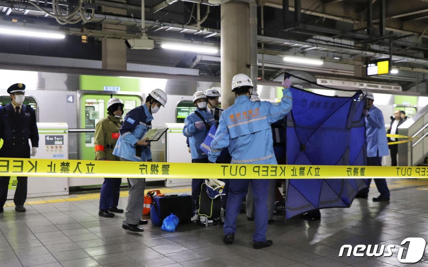 3일 일본 도쿄 JR 아키하바라 역에서 야마노테선 열차 내 흉기 사건이 발생한 후 구급대원들이 부상자를 이송하고 있다. 2024.01.03/ ⓒ 로이터=뉴스1 ⓒ News1 권진영 기자