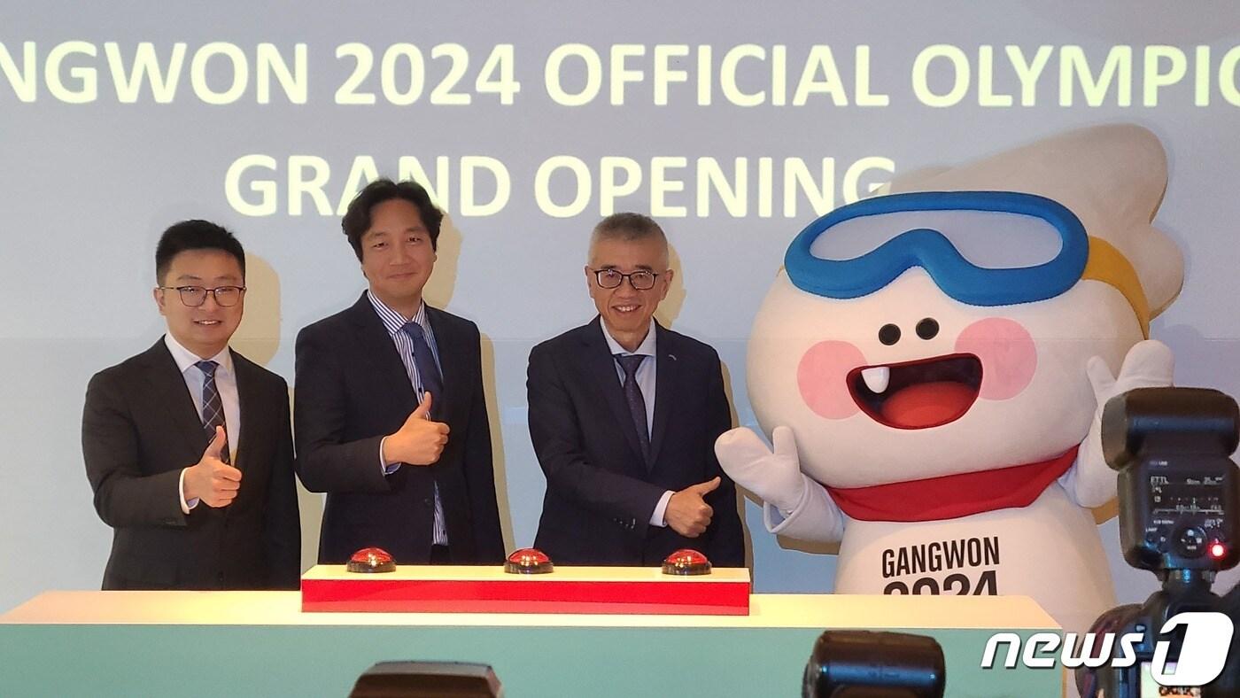 본문 이미지 - 왼쪽부터 레이 장 알리익스프레스 코리아 대표, 임현준 2024 강원 동계청소년올림픽대회 조직위원회 마케팅팀 매니저, 리언 씨에 알리바바그룹 올림픽 비즈니스 총괄 대표, 대회 마스코트 '뭉초'가 4일 서울 중구 소공동 웨스틴 조선 서울에서 열린 2024 강원 동계청소년올림픽 파트너십 간담회에서 기념촬영을 하고 있다. 2024.1.4/뉴스1 ⓒ News1 서미선 기자