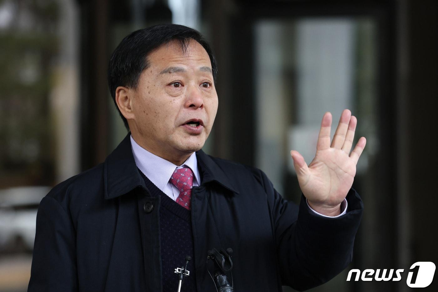 본문 이미지 - '배드파더스(Bad Fathers)'라는 사이트에서 양육비를 주지 않는 부모의 신상을 공개한 구본창 양육비해결하는사람들 대표가 4일 서울 서초구 대법원에서 열린 대법원 2부 선고를 마친 후 입장을 밝히고 있다. 대법원은 이날 구 대표에게 벌금 100만원을 선고유예 한 원심을 확정했다. 배드파더스는 양육비 지급 의무를 지키지 않는 부모들의 이름, 거주지, 직장명, 얼굴 사진 등을 공개하는 사이트로 구씨는 지난 2018년 배드파더스를 통해 피해자들의 신상정보를 공개한 바 있다. 2024.1.4/뉴스1 ⓒ News1 신웅수 기자