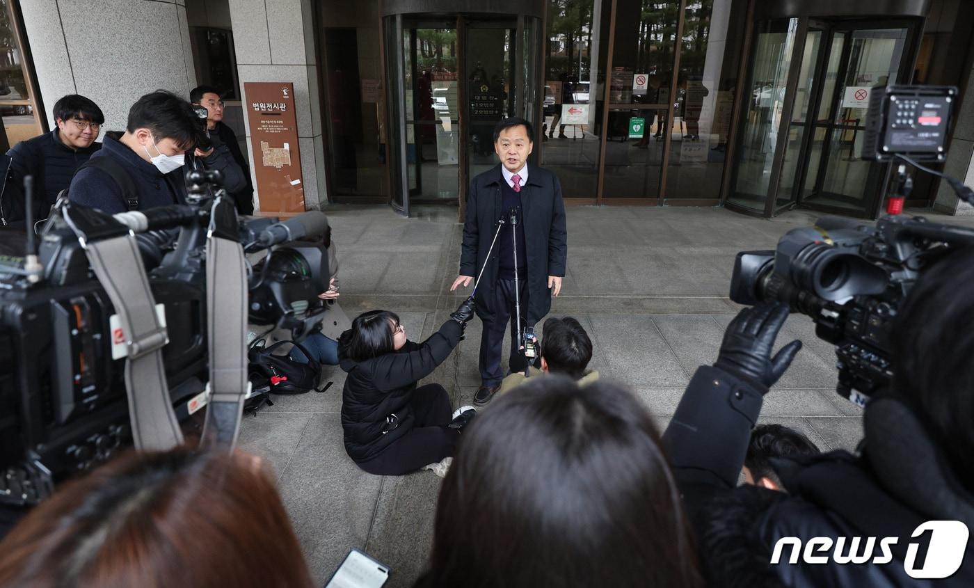 본문 이미지 - '배드파더스(Bad Fathers)' 사이트에서 양육비를 주지 않는 부모의 신상을 공개한 구본창 양육비해결하는사람들 대표가 4일 서울 서초구 대법원에서 열린 대법원 2부 선고를 마친 후 입장을 밝히고 있다.  2024.1.4/뉴스1 ⓒ News1 신웅수 기자