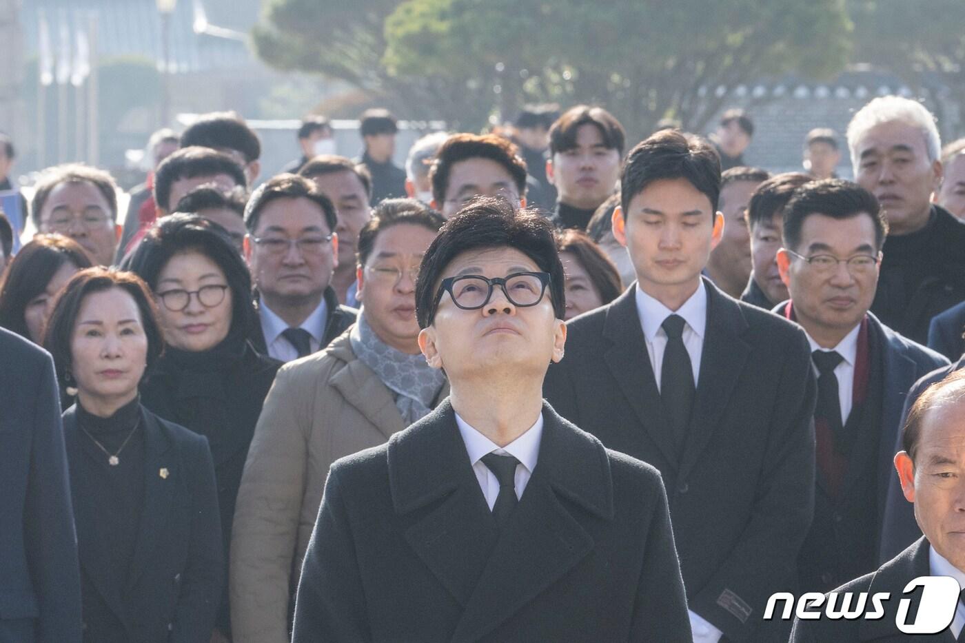 본문 이미지 - 한동훈 국민의힘 비상대책위원장이 4일 오전 광주 북구 운정동 국립5·18민주묘지를 참배하고 있다.2024.1.4/뉴스1 ⓒ News1 김태성 기자