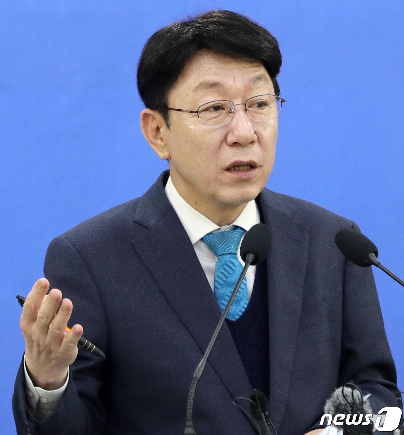 본문 이미지 - 우범기 전주시장이 4일 전북 전주시 전주시청에서 기자회견을 열고 2024년도 시정 운영 방향을 밝히고 있다. 2024.1.4/뉴스1 ⓒ News1 유경석 기자