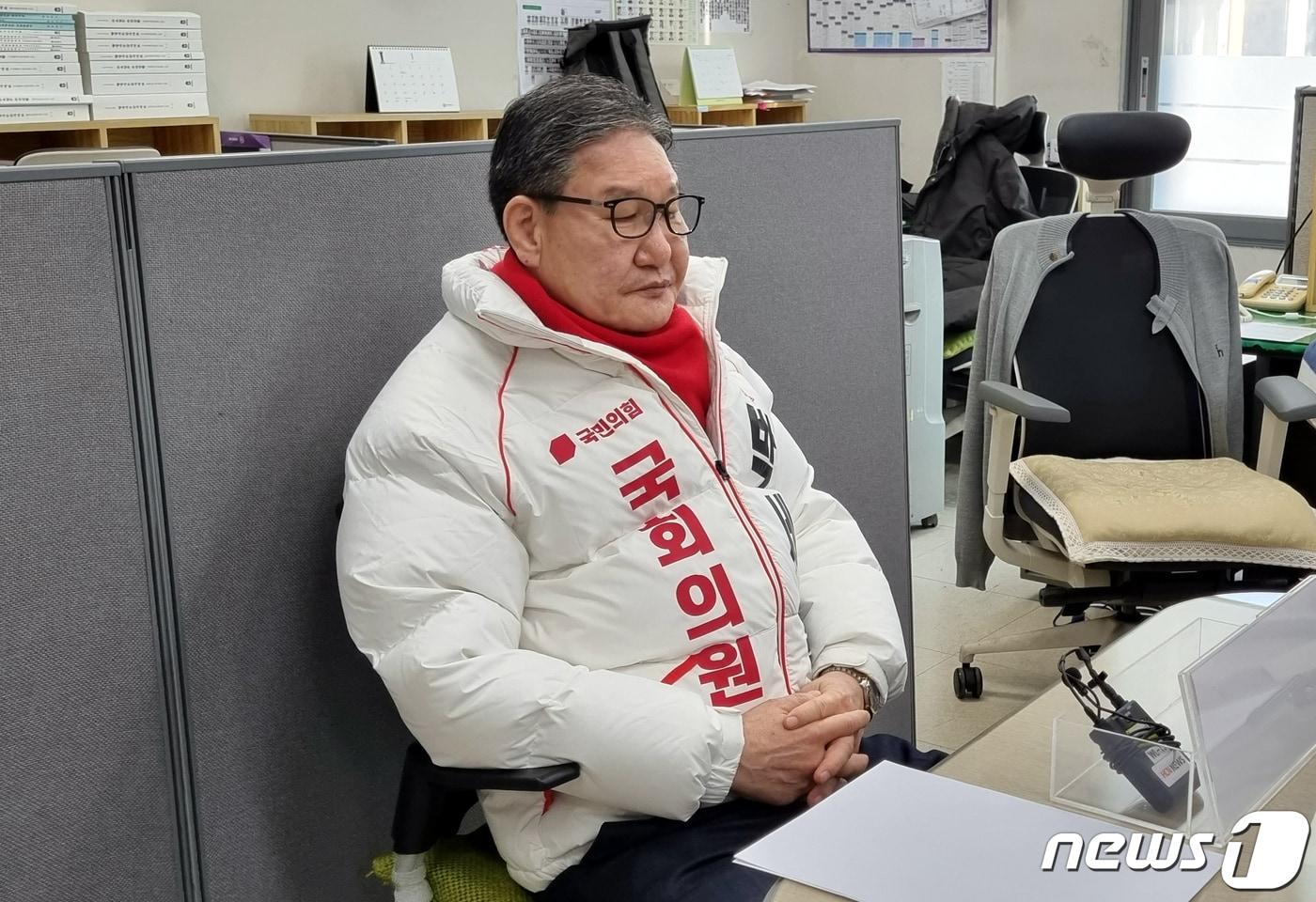 본문 이미지 - 박세복 전 영동군수가 4일 충북도청 기자실을 찾아 경찰의 조경수 비리 의혹 수사와 관련한 입장을 설명하고 있다.