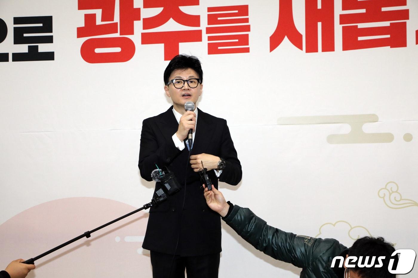 본문 이미지 - 한동훈 국민의힘 비상대책위원장이 지난 1월 4일 광주 서구 김대중컨벤션센터에서 열린 2024 국민의힘 광주 신년인사회 참석을 마치고 취재진 질의에 답하고 있다. 2024.1.4/뉴스1 ⓒ News1 이수민 기자