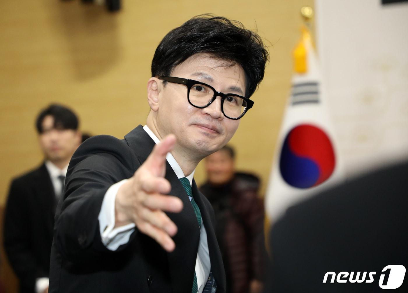 본문 이미지 - 한동훈 국민의힘 비상대책위원장이 4일 광주 서구 김대중컨벤션센터에서 열린 2024 국민의힘 광주 신년인사회에 참석해 지지자들에게 인사하고 있다. 2024.1.4/뉴스1 ⓒ News1 이수민 기자
