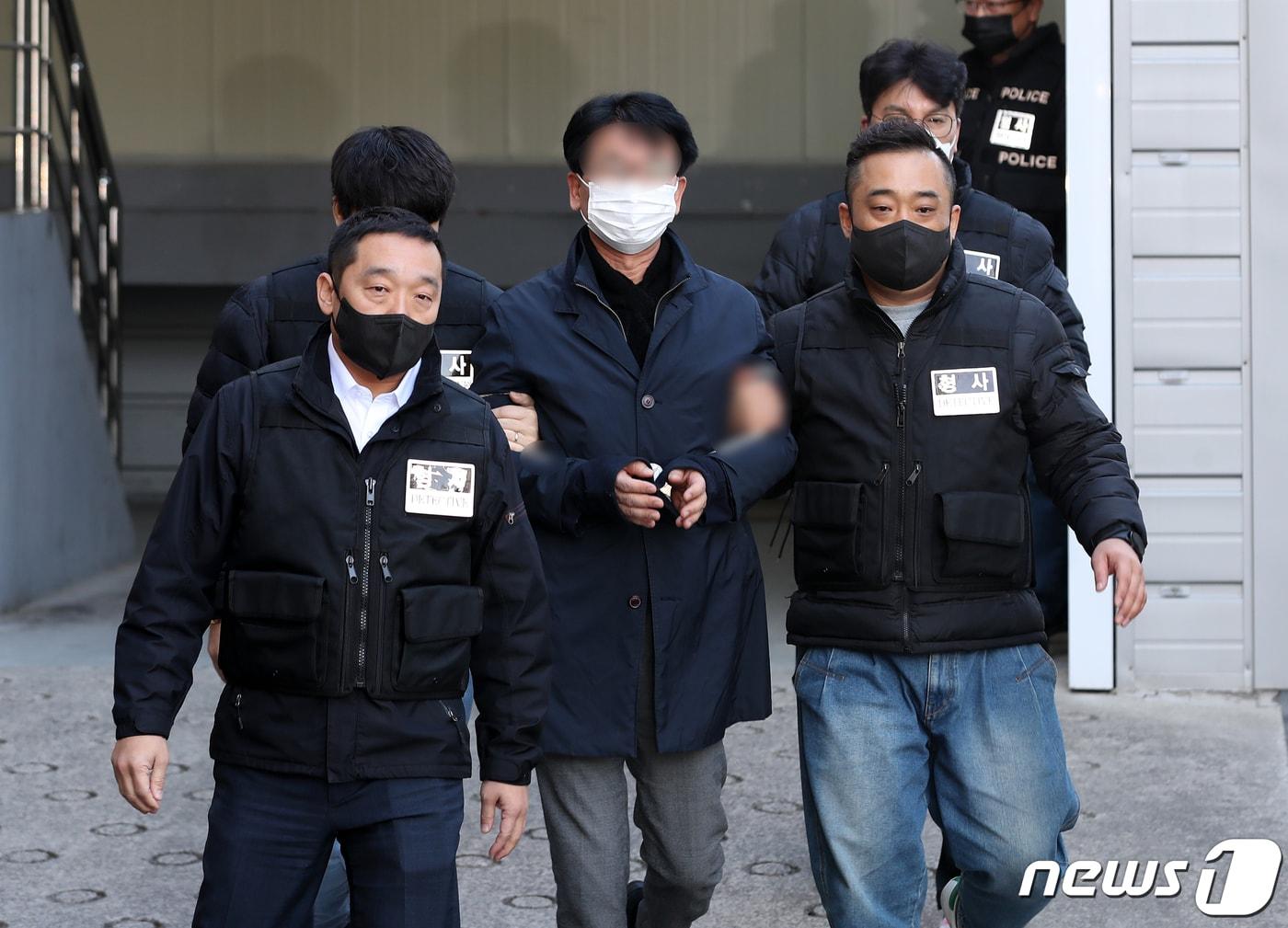본문 이미지 - 이재명 더불어민주당 대표를 흉기로 습격한 피의자 김모씨가 4일 오후 부산 연제구 연제경찰서에서 구속 전 피의자 심문(영장실질심사)에 출석하기 위해 부산지방법원으로 이송되고 있다. 2024.1.4/뉴스1 ⓒ News1 윤일지 기자
