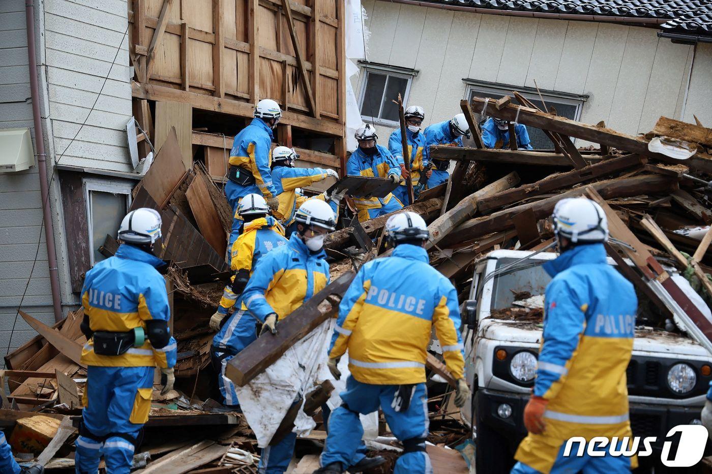 본문 이미지 - 일본 이시카와현 와지마 지역에서 경찰이 무너진 건물 잔해를 치우며 실종자를 찾고 있다. 2024.01.04 ⓒ AFP=뉴스1 ⓒ News1 정지윤 기자
